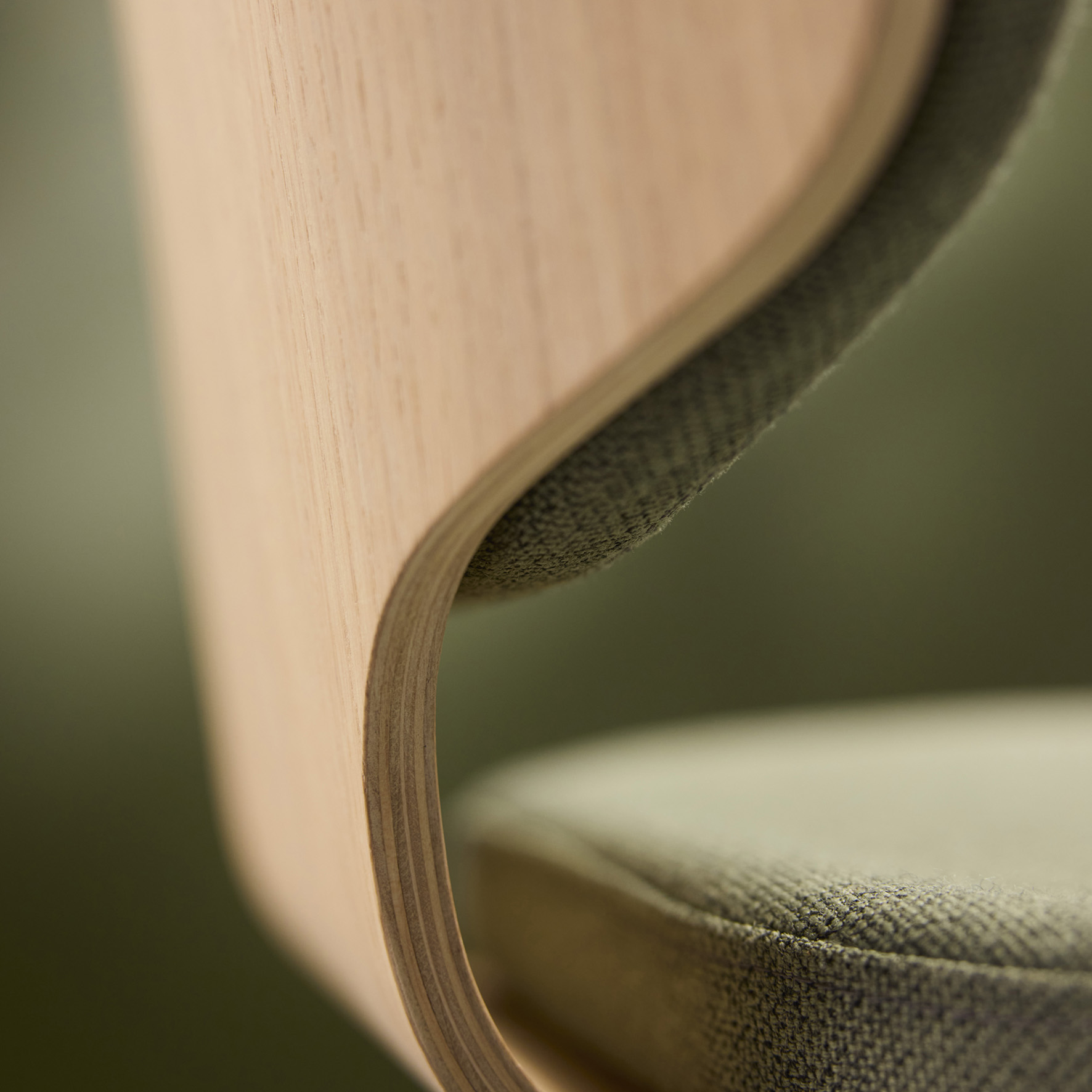 Råshult oak, armrests, stand champagne, fabric Cura Loop 68182