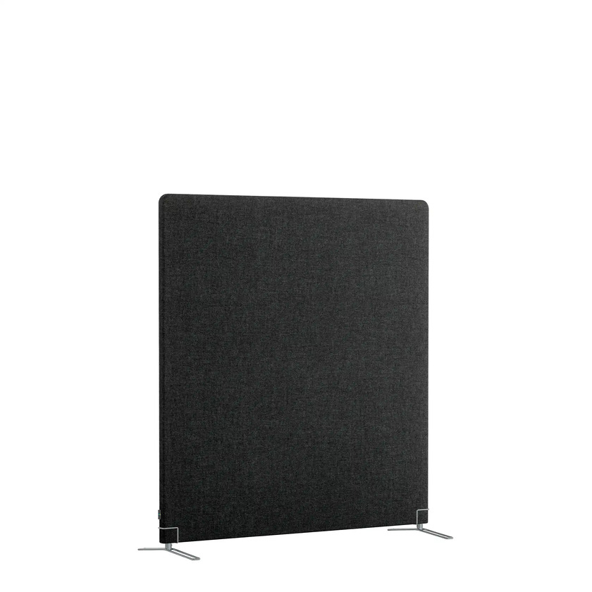 Golvskärm Selma i bredd 1400 mm. Klädd i svart tyg ståendes på skärmfötter.