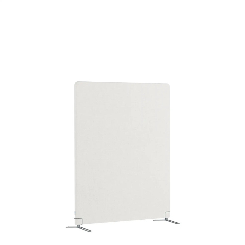 Golvskärm Selma i bredd 1200 mm. Klädd i tyg offwhite ståendes på skärmfötter.
