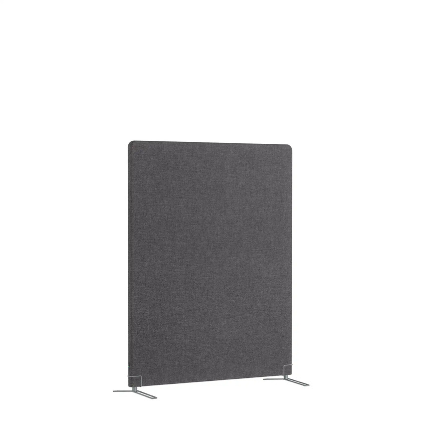 Golvskärm Selma i bredd 1200 mm. Klädd i grafitgrå tyg ståendes på skärmfötter.