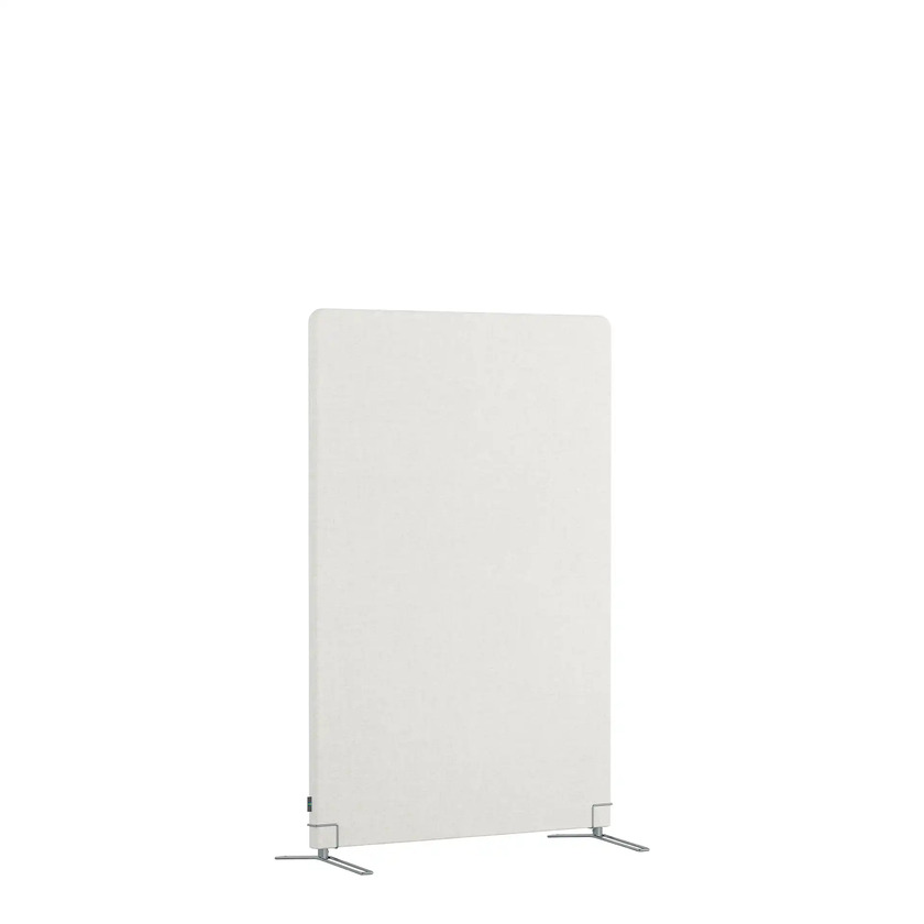Golvskärm Selma i bredd 1000 mm. Klädd i tyg offwhite ståendes på skärmfötter.