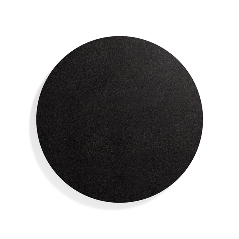 Ljudabsorbent Soft i svart färg med diameter 500 mm sedd rakt framifrån med skugga.