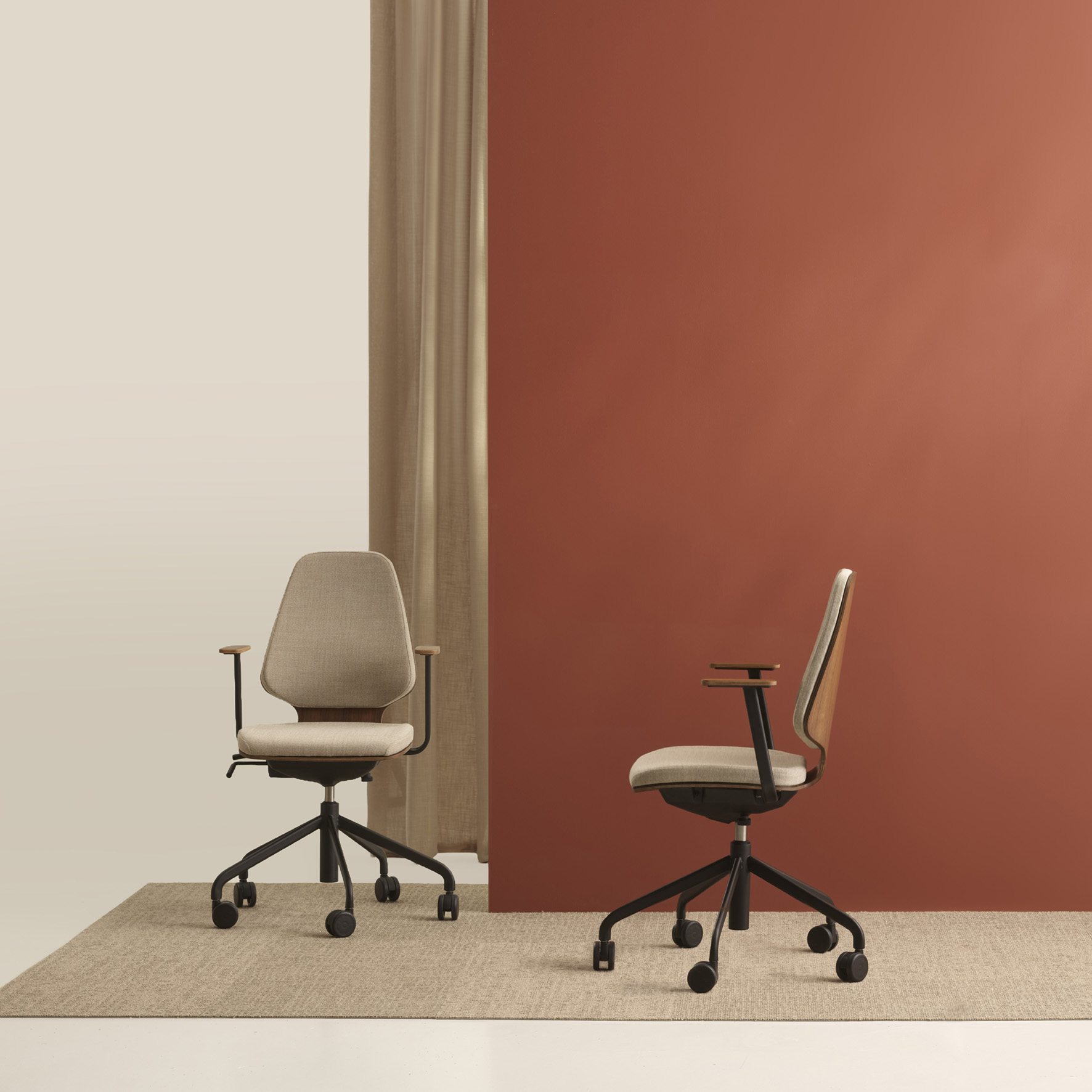 Råshult oak, armrests, stand champagne, fabric Cura Loop 68182