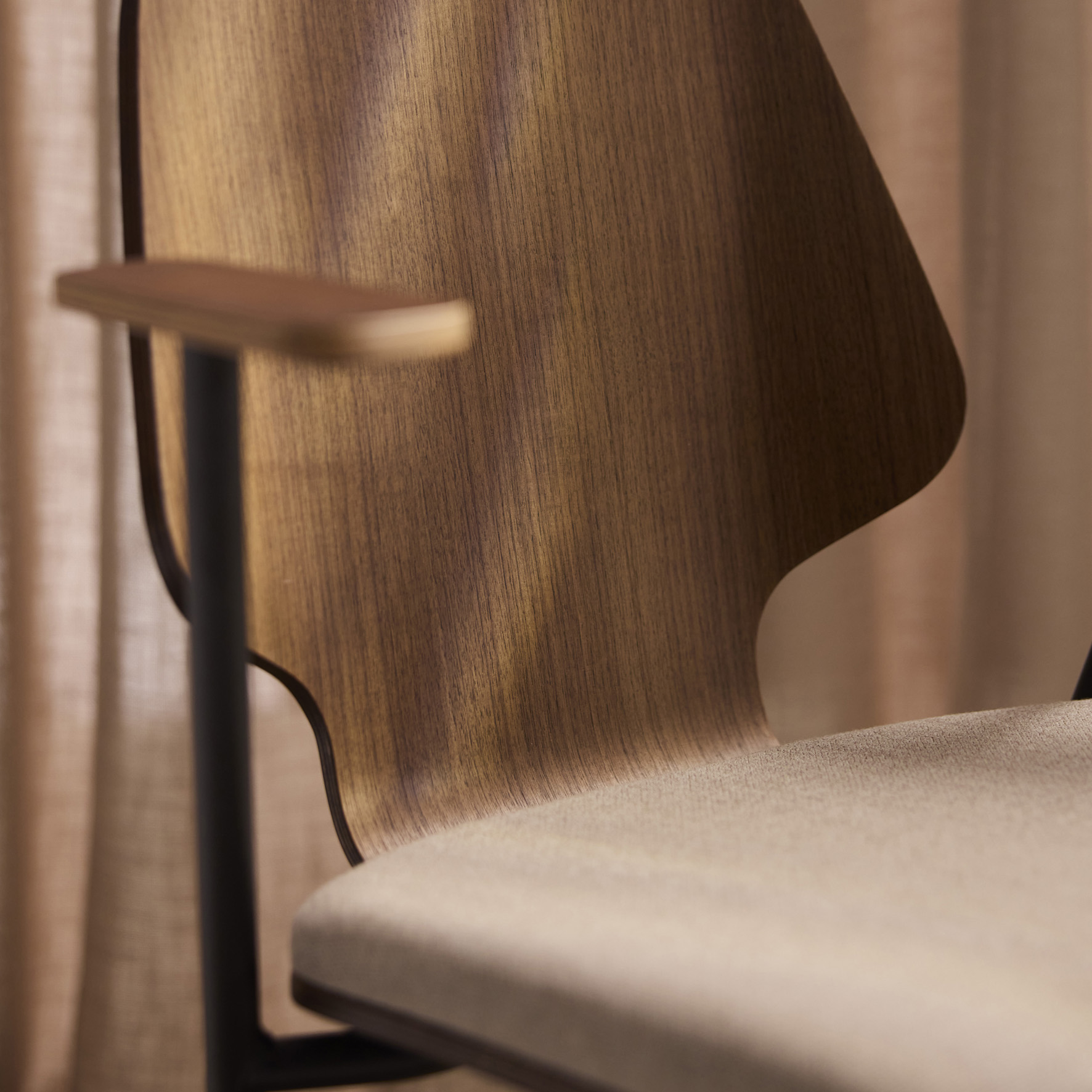 Råshult armchair Ash, black stand, fabric Cura Loop 66166