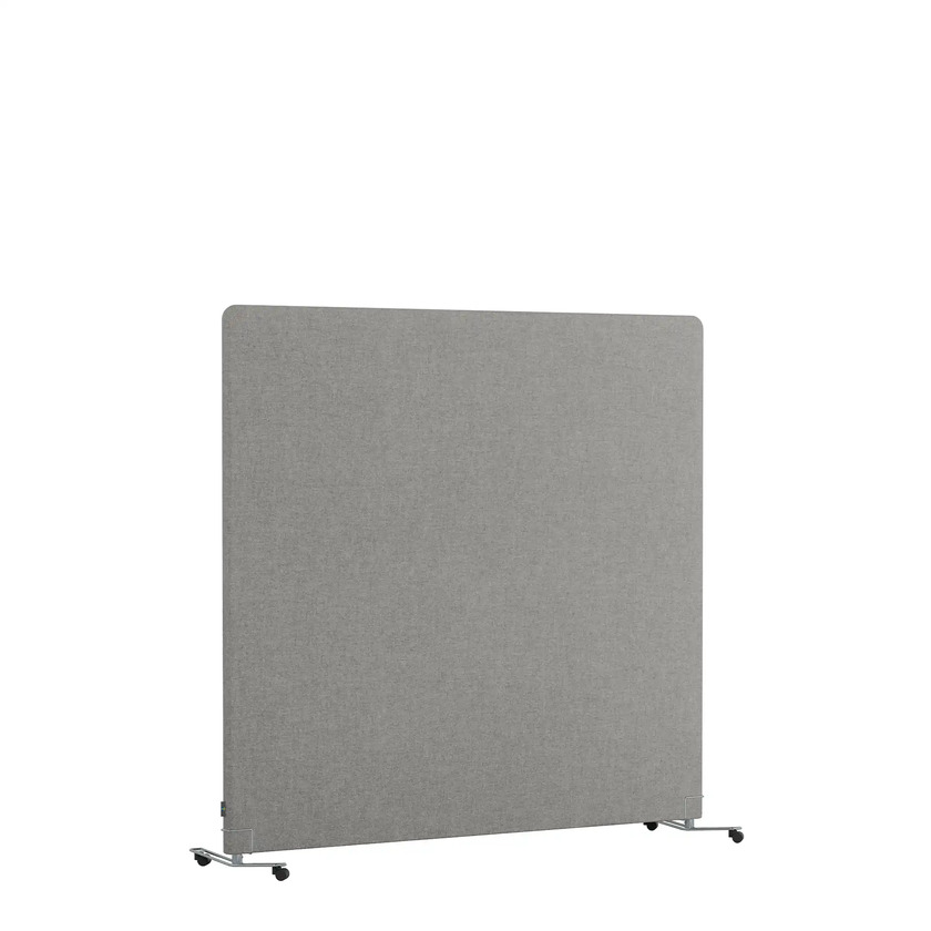 Golvskärm Selma i bredd 1600 mm. Klädd i grått tyg ståendes på skärmfötter med hjul.
