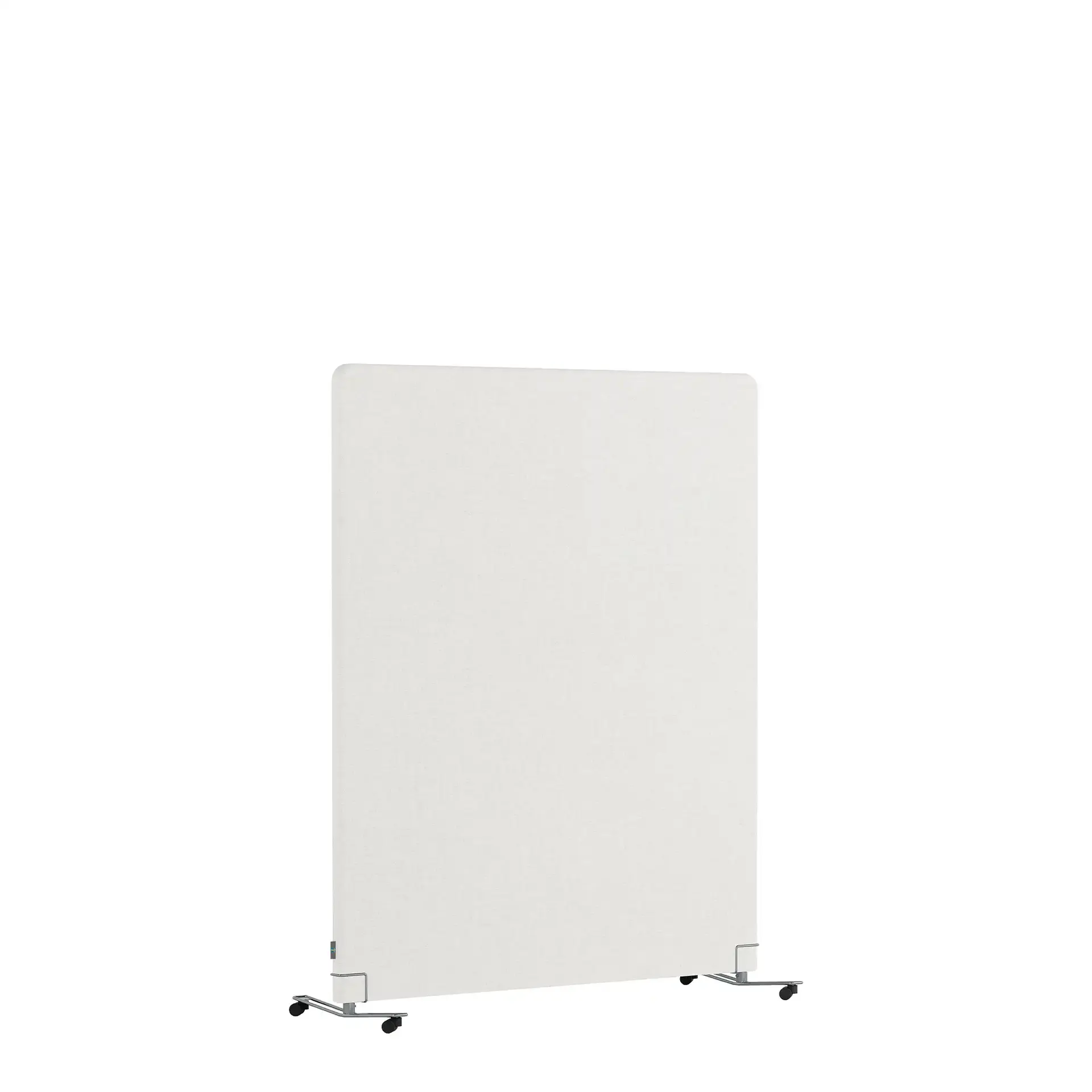 Golvskärm Selma i bredd 1200 mm. Klädd i tyg offwhite ståendes på skärmfötter med hjul.