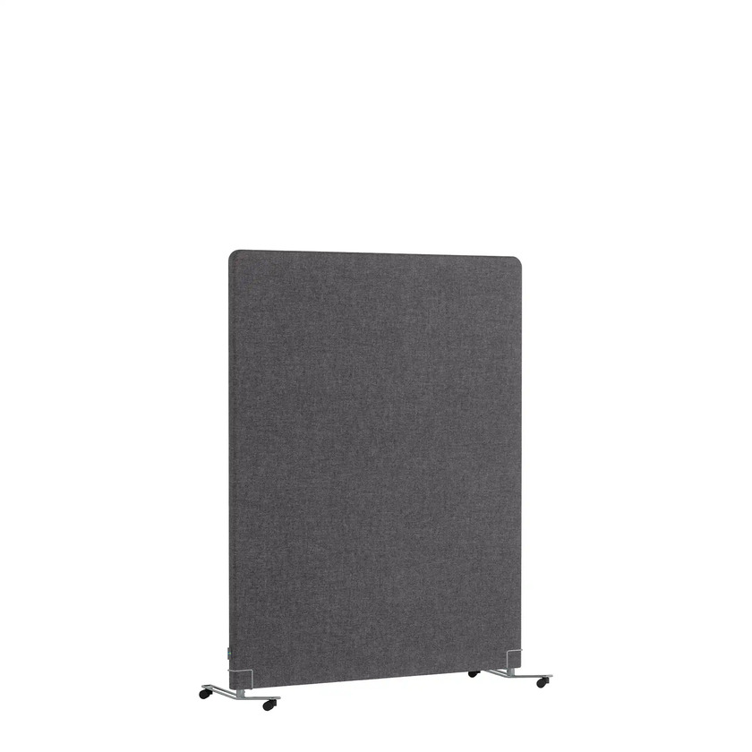 Golvskärm Selma i bredd 1200 mm. Klädd i grafitgrå tyg ståendes på skärmfötter med hjul.